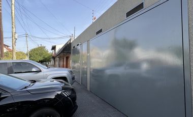 Venta casa 5 ambientes con cochera y piscina en Wilde