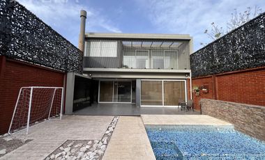 Venta casa 5 ambientes con cochera y piscina en Wilde