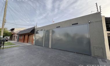 Venta casa 5 ambientes con cochera y piscina en Wilde