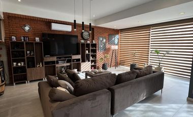 Venta casa 5 ambientes con cochera y piscina en Wilde