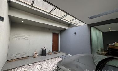 Venta casa 5 ambientes con cochera y piscina en Wilde