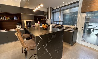 Venta casa 5 ambientes con cochera y piscina en Wilde