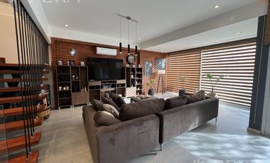 Venta casa 5 ambientes con cochera y piscina en Wilde