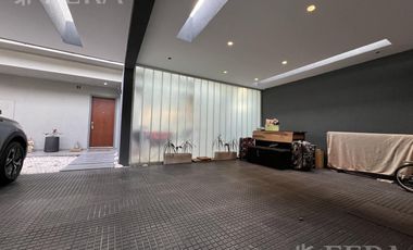 Venta casa 5 ambientes con cochera y piscina en Wilde