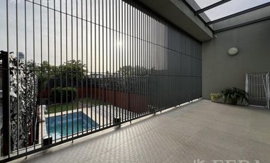 Venta casa 5 ambientes con cochera y piscina en Wilde
