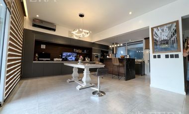 Venta casa 5 ambientes con cochera y piscina en Wilde