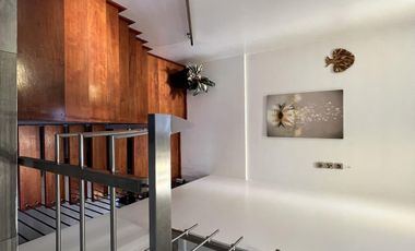 Venta casa 5 ambientes con cochera y piscina en Wilde