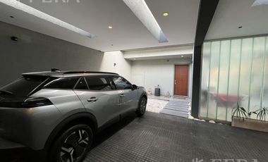 Venta casa 5 ambientes con cochera y piscina en Wilde