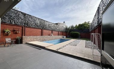 Venta casa 5 ambientes con cochera y piscina en Wilde