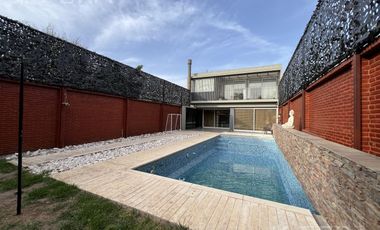 Venta casa 5 ambientes con cochera y piscina en Wilde