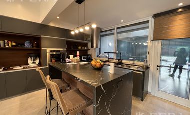 Venta casa 5 ambientes con cochera y piscina en Wilde