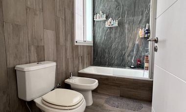 Venta casa 5 ambientes con cochera y piscina en Wilde