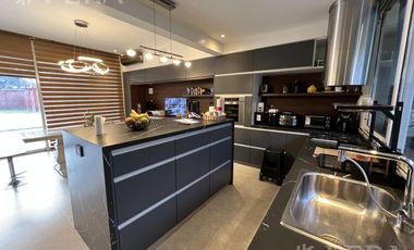 Venta casa 5 ambientes con cochera y piscina en Wilde