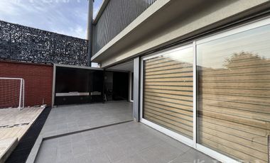 Venta casa 5 ambientes con cochera y piscina en Wilde