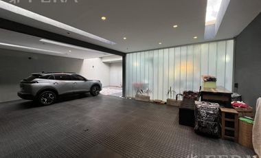 Venta casa 5 ambientes con cochera y piscina en Wilde