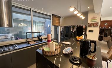 Venta casa 5 ambientes con cochera y piscina en Wilde