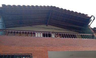 VENDO CASA 3 PISO EN MANRIQUE SAN BLAS