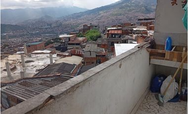 VENDO CASA 3 PISO EN MANRIQUE SAN BLAS