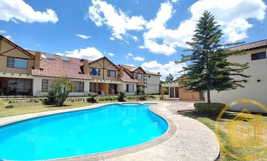 Casa Tipo Campestre 3 Dormitorios más Estudio , Piscina , Conocoto, Valle de los Chillos