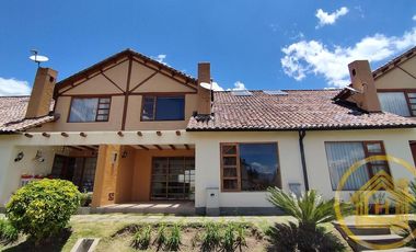 Casa Tipo Campestre 3 Dormitorios más Estudio , Piscina , Conocoto, Valle de los Chillos