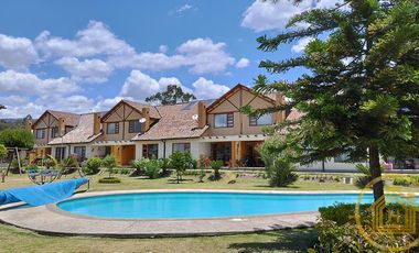 Casa Tipo Campestre 3 Dormitorios más Estudio , Piscina , Conocoto, Valle de los Chillos