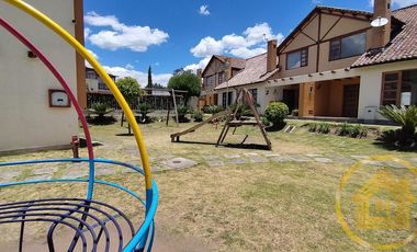 Casa Tipo Campestre 3 Dormitorios más Estudio , Piscina , Conocoto, Valle de los Chillos
