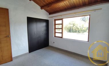 Casa Tipo Campestre 3 Dormitorios más Estudio , Piscina , Conocoto, Valle de los Chillos