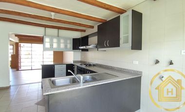 Casa Tipo Campestre 3 Dormitorios más Estudio , Piscina , Conocoto, Valle de los Chillos