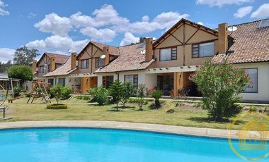 Casa Tipo Campestre 3 Dormitorios más Estudio , Piscina , Conocoto, Valle de los Chillos