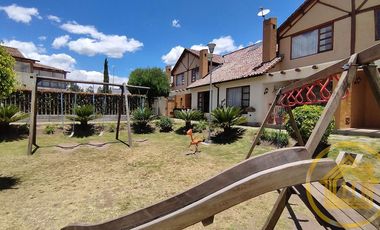 Casa Tipo Campestre 3 Dormitorios más Estudio , Piscina , Conocoto, Valle de los Chillos