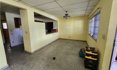 AMPLIA CASA EN VENTA CON PATIO EN ALTOS DE BETANIA