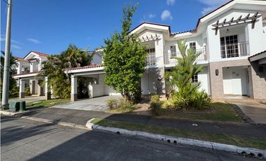 CASA VENTA QUINTAS DE VERSALLES $320,000USD