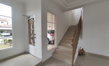 Casa en Alquiler, Complejo Royal Country, Altos de Panamá, Piscina