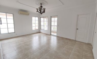 Casa en Alquiler, Complejo Royal Country, Altos de Panamá, Piscina