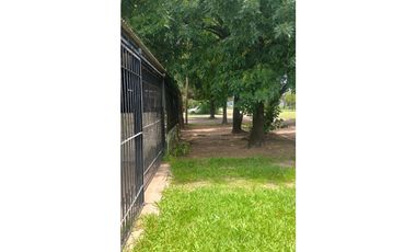 Casa 3 dormitorios frente a plazoleta, B°200 Viviendas