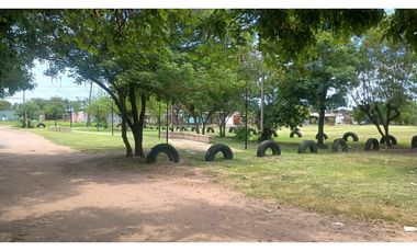 Casa 3 dormitorios frente a plazoleta, B°200 Viviendas