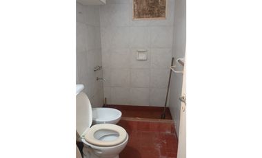 Casa 3 dormitorios frente a plazoleta, B°200 Viviendas