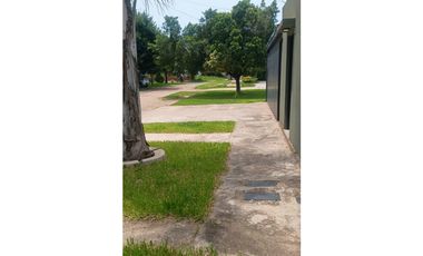 Casa 3 dormitorios frente a plazoleta, B°200 Viviendas