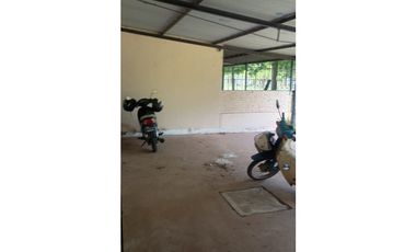 Casa 3 dormitorios frente a plazoleta, B°200 Viviendas