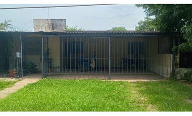 Casa 3 dormitorios frente a plazoleta, B°200 Viviendas