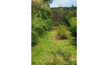 Casa 3 dormitorios frente a plazoleta, B°200 Viviendas