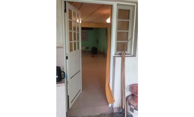 Casa 3 dormitorios frente a plazoleta, B°200 Viviendas