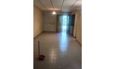 Casa 3 dormitorios frente a plazoleta, B°200 Viviendas