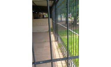 Casa 3 dormitorios frente a plazoleta, B°200 Viviendas