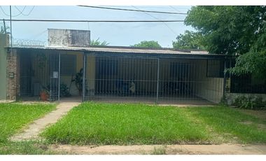 Casa 3 dormitorios frente a plazoleta, B°200 Viviendas