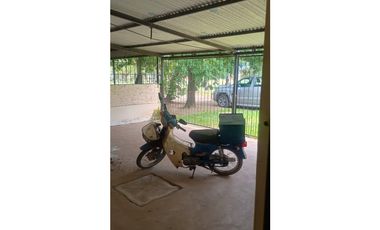 Casa 3 dormitorios frente a plazoleta, B°200 Viviendas