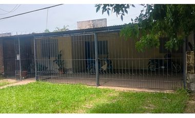 Casa 3 dormitorios frente a plazoleta, B°200 Viviendas