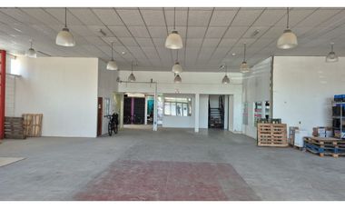 VENDE / ALQUILA  - GRAN LOCAL Y DEPÓSITO - AV COLÓN 6300