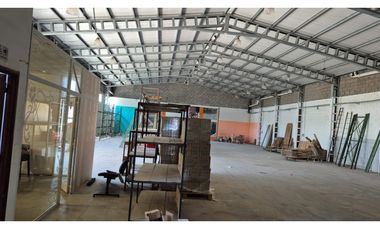 VENDE / ALQUILA  - GRAN LOCAL Y DEPÓSITO - AV COLÓN 6300