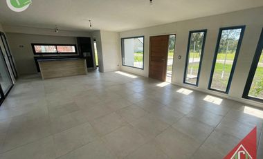 Chalet en venta c/ cochera en Santa Clara del Mar